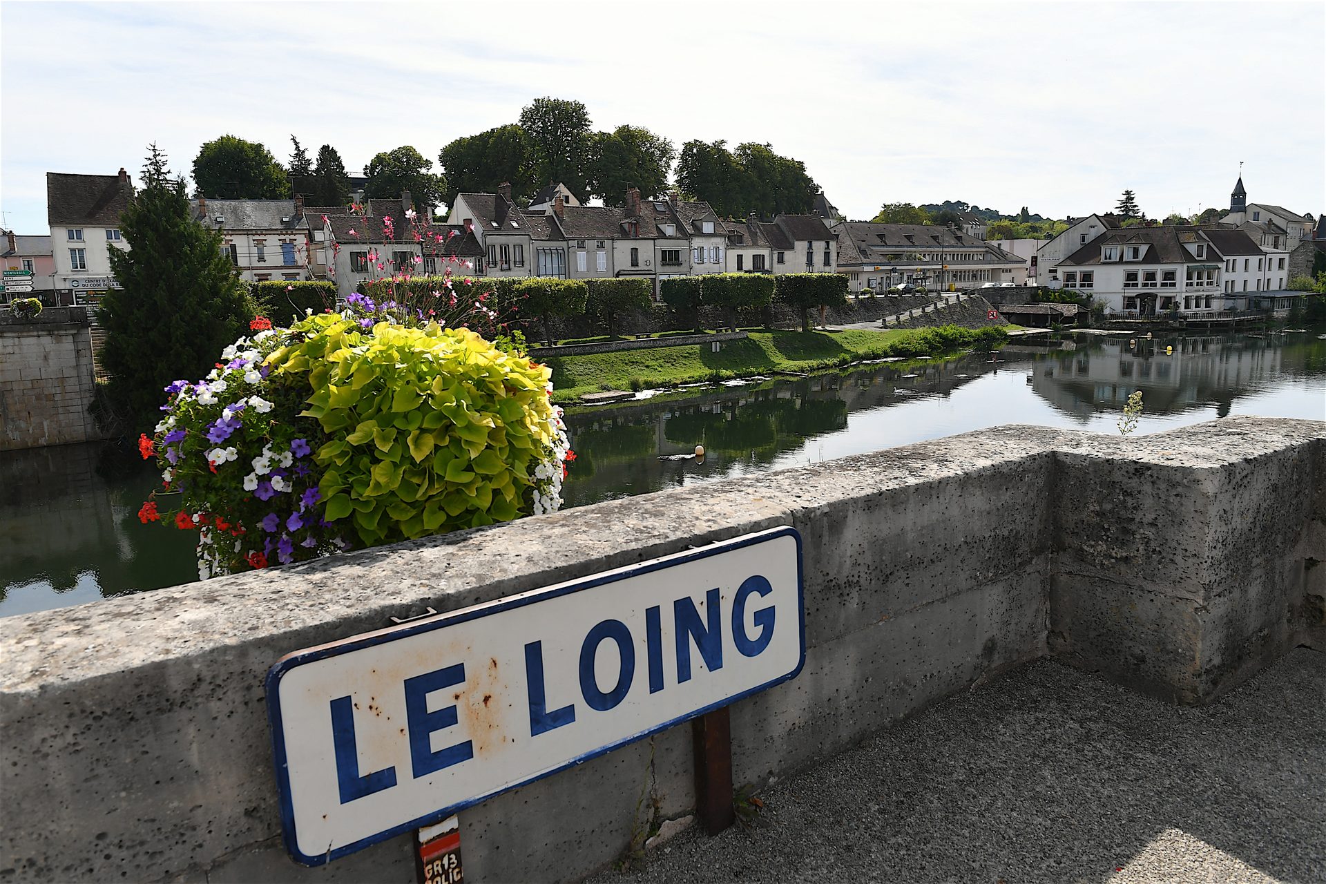 Le Loing à Nemours, vue depuis le pont — taxi Accord Taxi Service