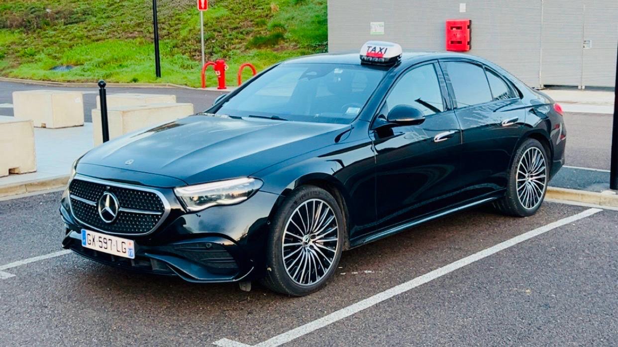 Mercedes Classe E noire — taxi Accord Taxi Service à Nemours