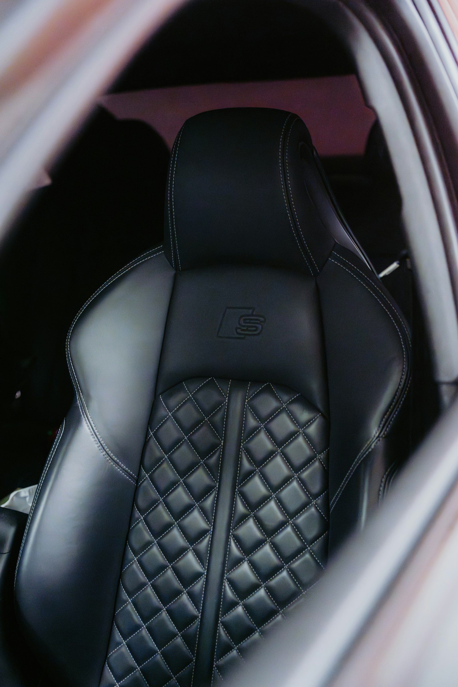 Intérieur cuir noir d'une berline Mercedes Classe E — Accord Taxi Service