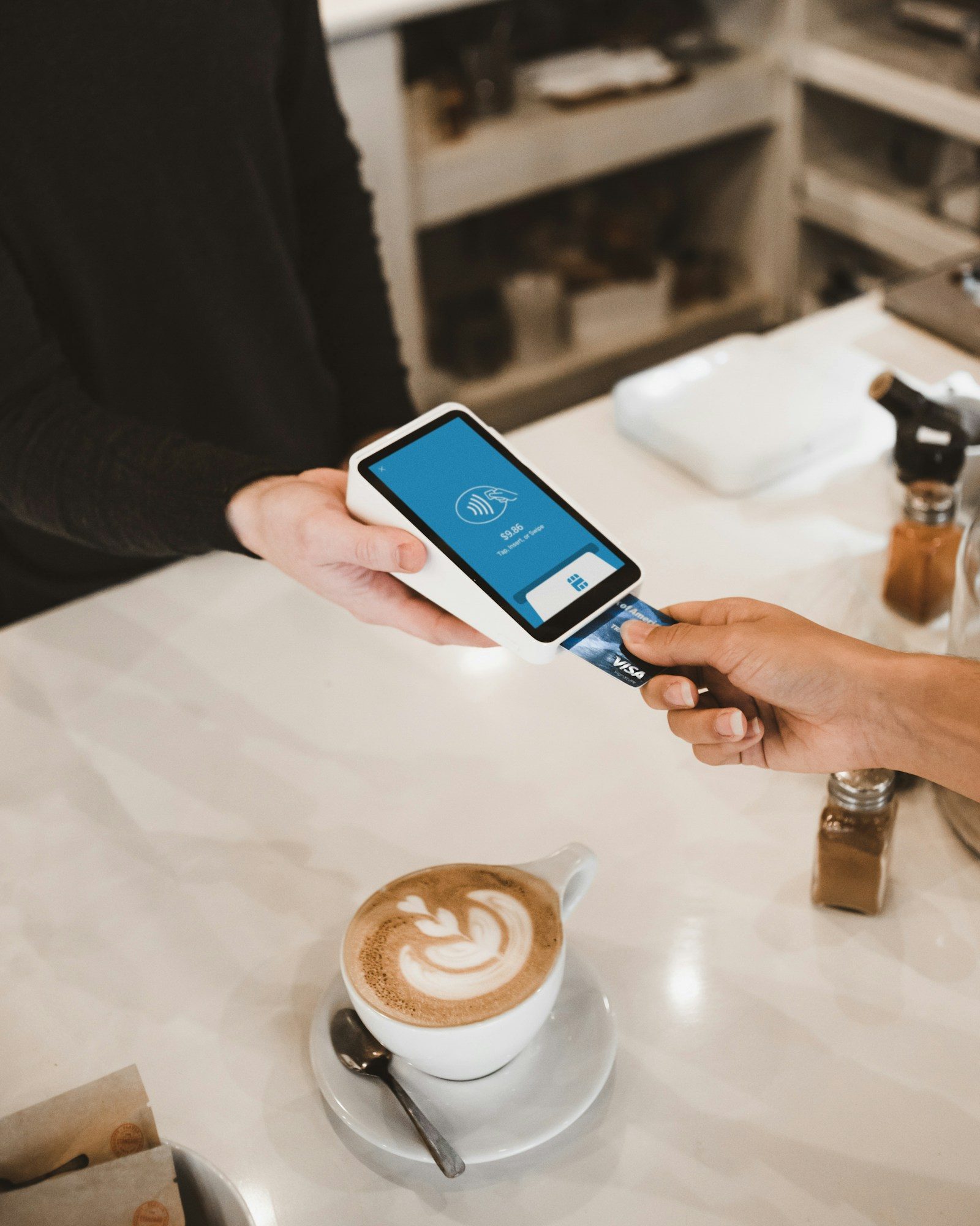 Paiement par carte bancaire sur terminal — taxi Nemours