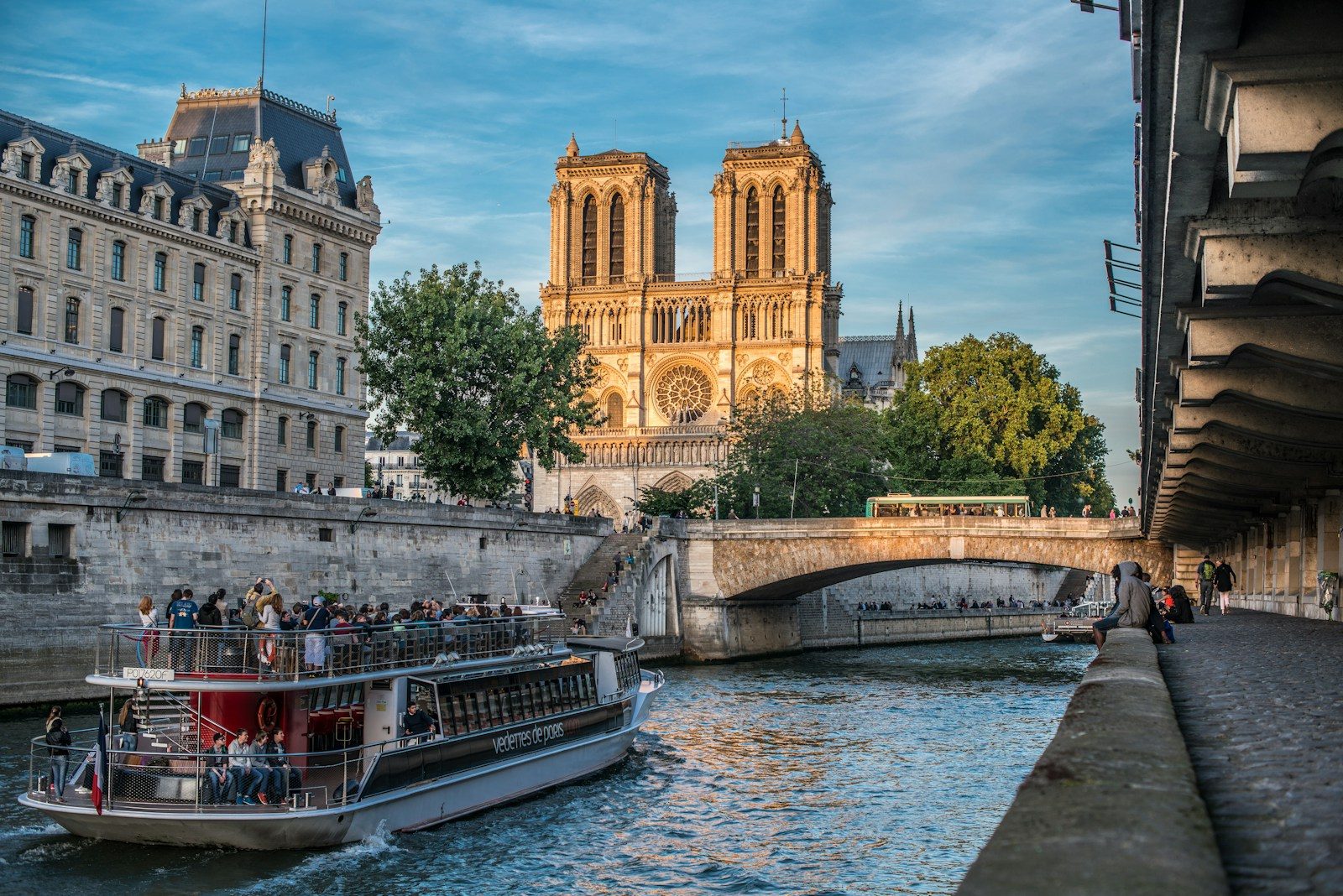 Pont sur le Loing et ville de Nemours