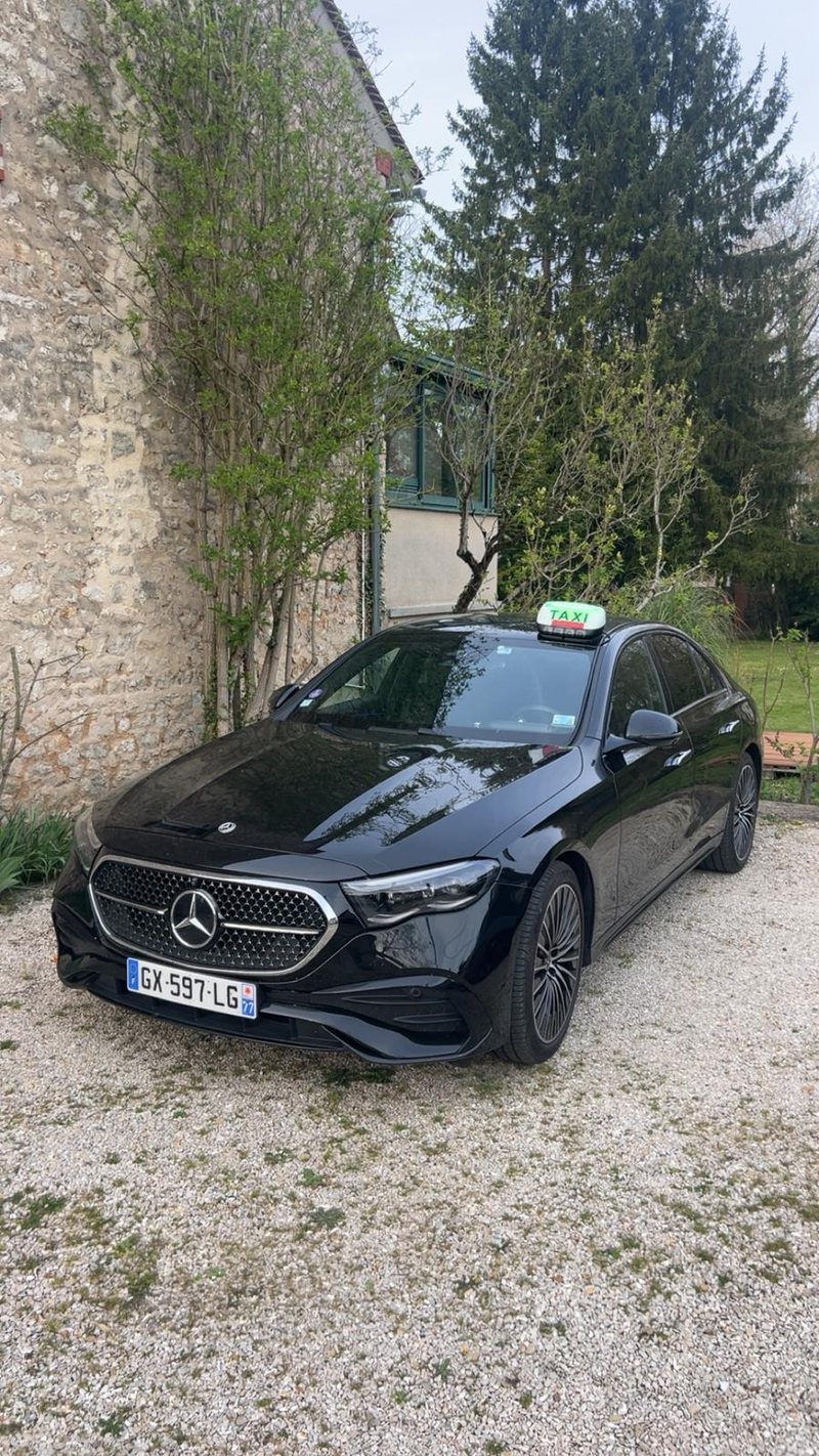 Mercedes Classe E noire d'Accord Taxi Service, taxi conventionné à Nemours